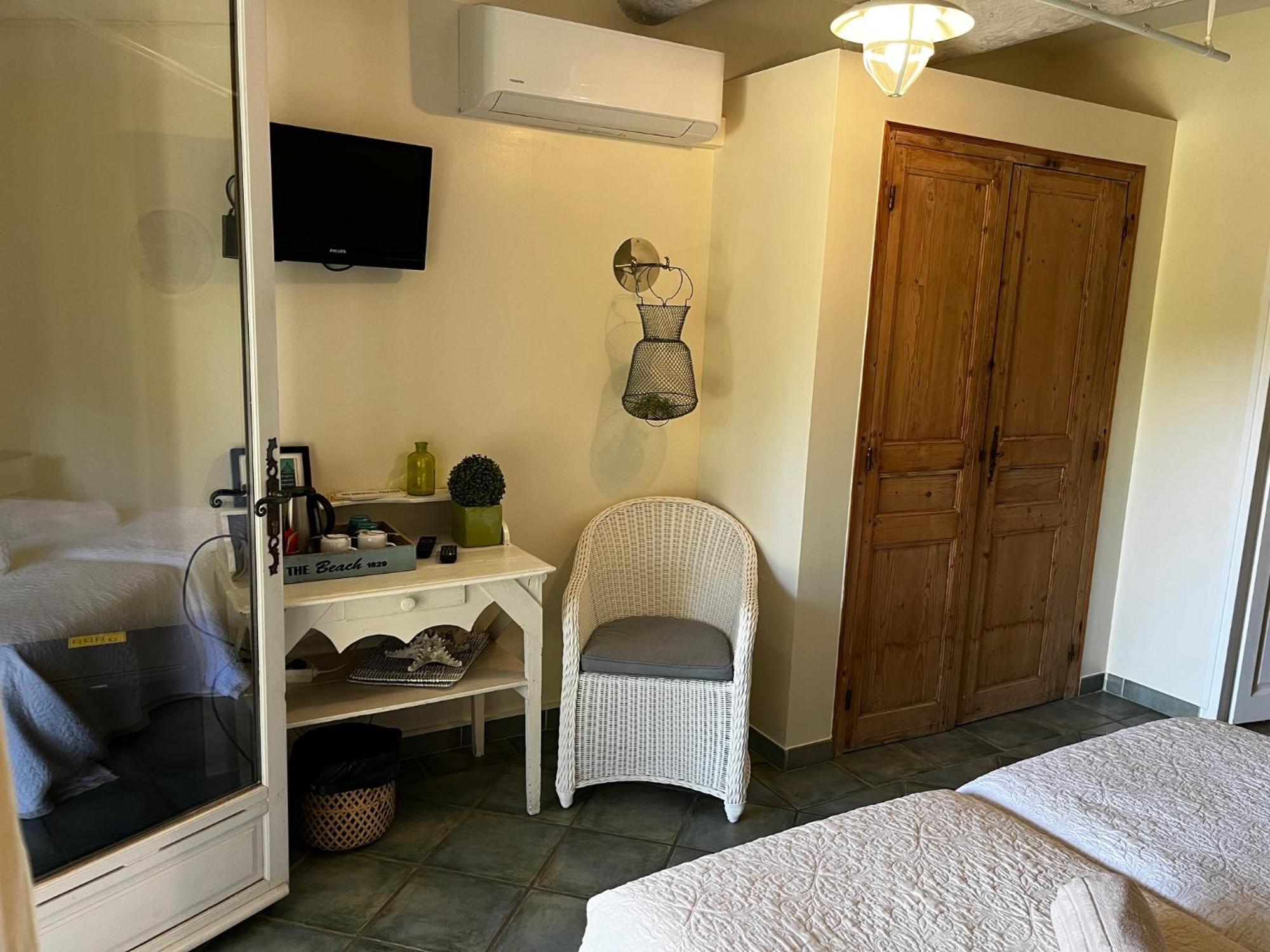 Bed and Breakfast La Bastide Des Pins Castillon-du-Gard Exterior foto